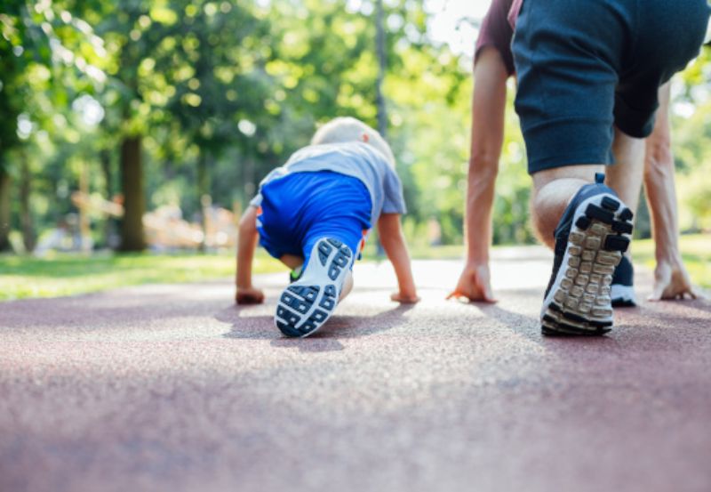 Kind und Erwachsener beim Laufen
