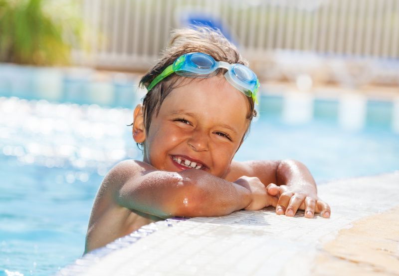 Fröhlicher Bub im Schwimmbecken