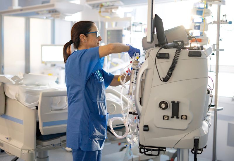 Ärztin auf Intensivstation mit Dialysegerät