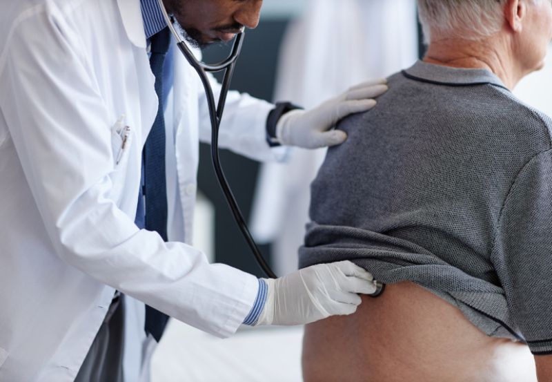 Arzt hört Patienten ab