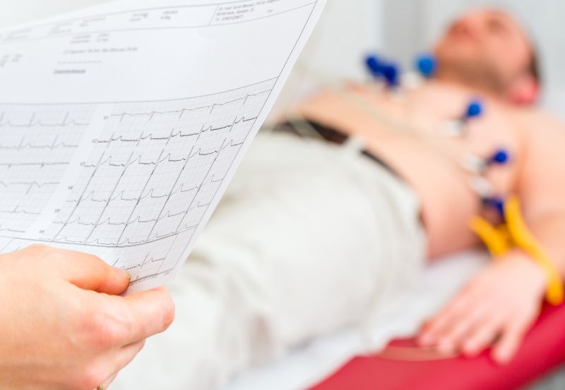 Patient bei EKG in Arztpraxis