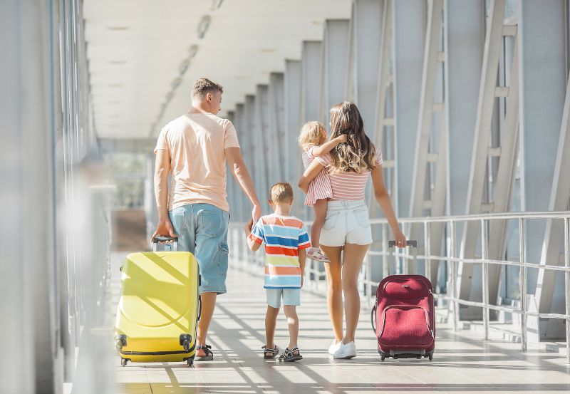 Familie mit zwei Kindern am Flughafen