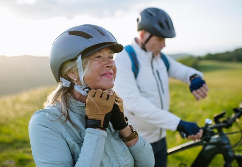 Frau und Mann machen Pause beim Radfahren