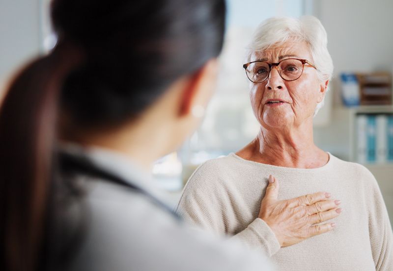 Ärztin spricht mit älterer Patientin