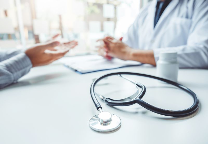 Hände eines Patienten und eines Arztes
