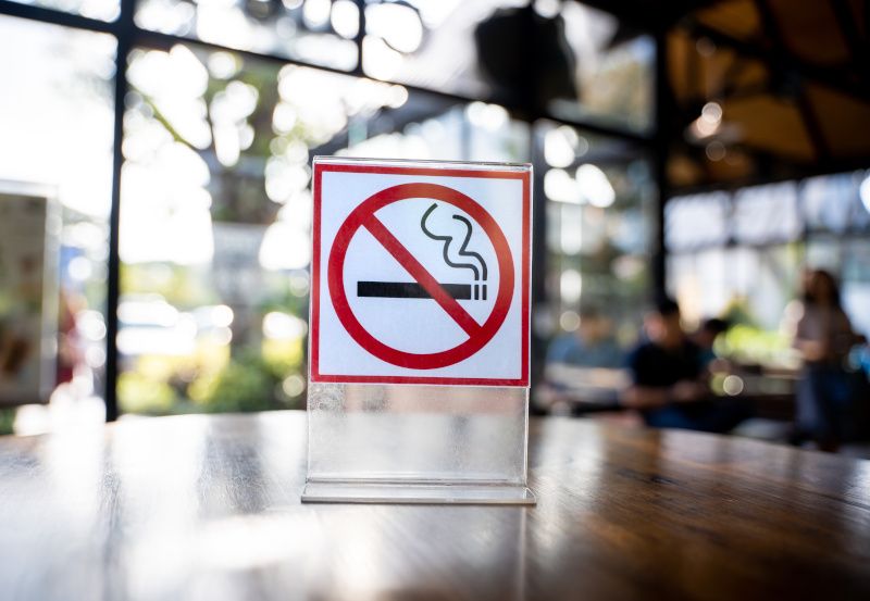 Rauchverbotsschild in einem Lokal