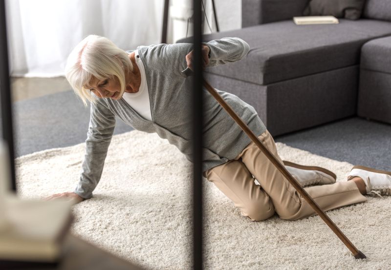 Ältere Dame ist zu Hause gestürzt