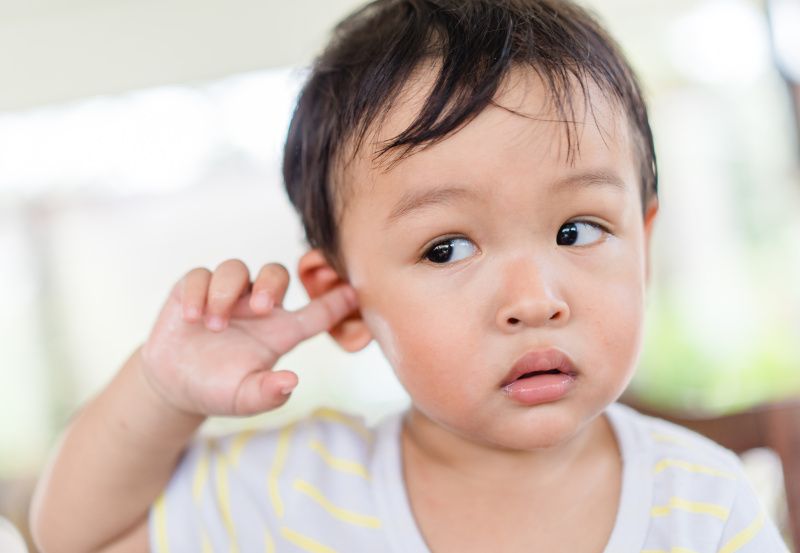 Bub berührt sein Ohr mit seinem Finger