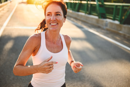 Sportliche Frau beim Joggen