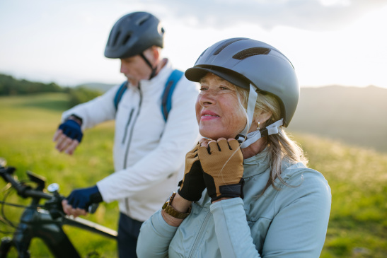 Mann und Frau machen Pause beim Fahrradfahren