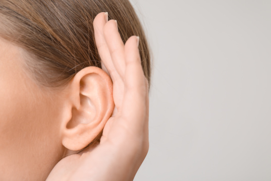 Nahaufnahme Ohr einer Frau