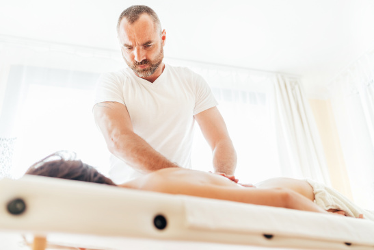 Masseur massiert eine Frau