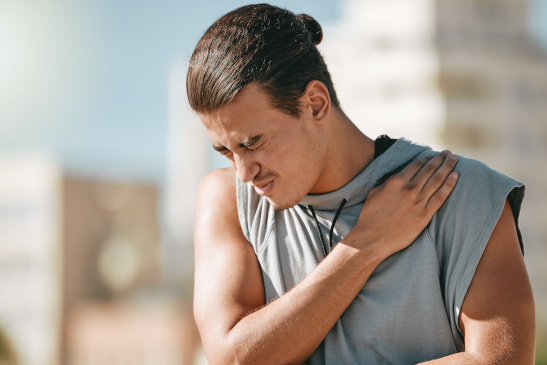 Mann hat Schmerzen im Schlüsselbein