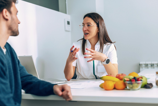 Diätologin spricht mit einem Mann