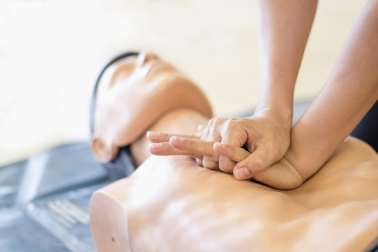 Erste Hilfe: Augenspülungen richtig anwenden - HAND DRAUF