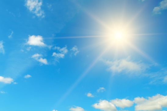 Blauer Himmel mit Sonne