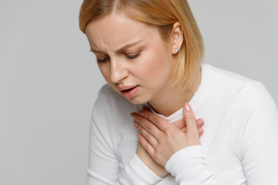 Frau hat Atemprobleme wegen allergischer Reaktion