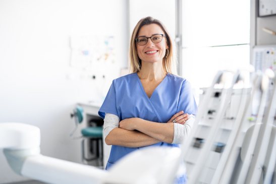 Zahnärztin in ihrer Ordination