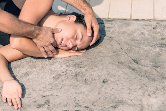 Bewusstlose Frau liegt in stabiler Seitenlage