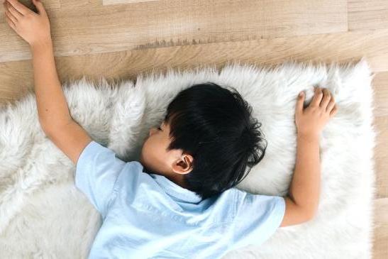 Kind liegt bewusstlos auf dem Boden