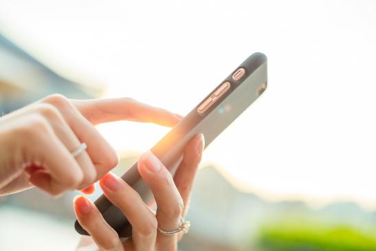 Hand einer Frau mit Smartphone