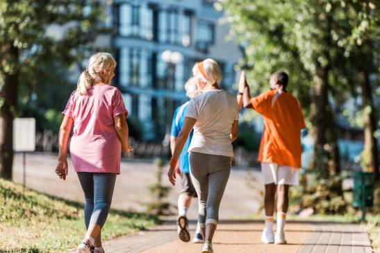 Ältere Personen beim Sport im Park