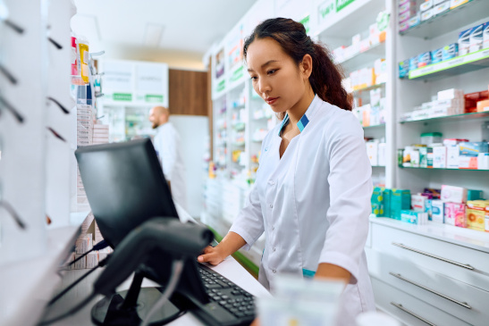 Apothekerin schaut in den Computer