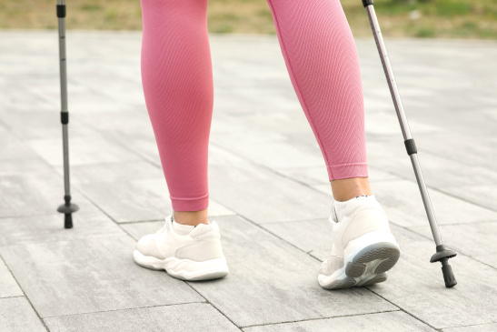 Beine einer Frau beim Nordic Walking