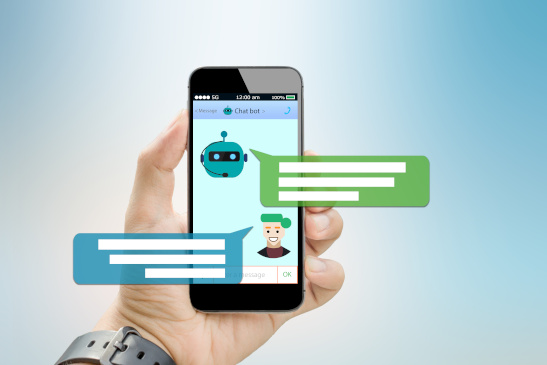 Smartphone mit Chatbot-Gespräch in der Hand eines Mannes