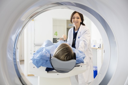 Ärztin betreut Patientin bei CT