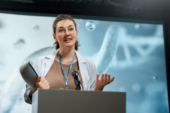 Junge Wissenschaftlerin hält Vortrag