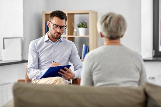 Psychologe spricht mit Frau