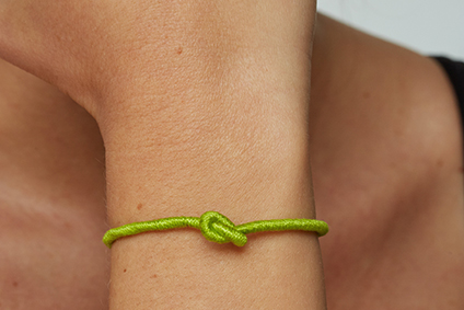 Grünes Armbändchen mit Knoten