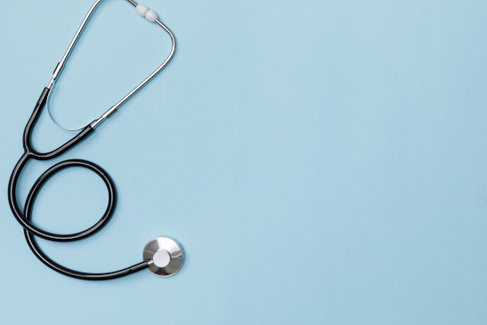 Stethoskop vor blauem Hintergrund