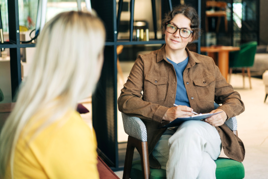 Psychotherapeutin spricht mit Frau
