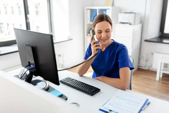 Ordinationsassistentin telefoniert
