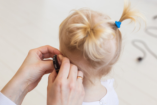 Kleines Mädchen bekommt Hörgerat