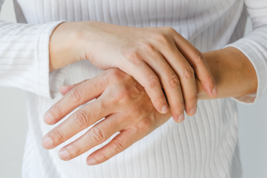Frau mit schmerzendem Handgelenk