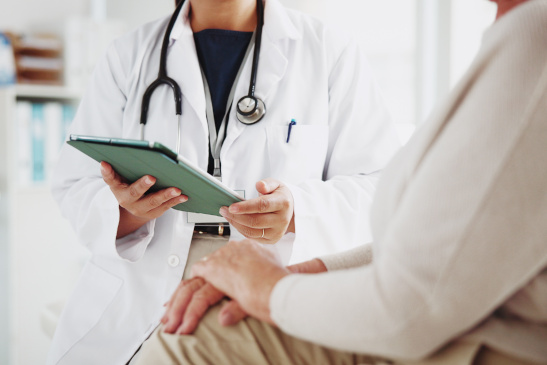 Ärztin zeigt Patientin etwas auf einem Tablet