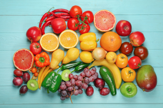 Buntes Gemüse in Regenbogenform