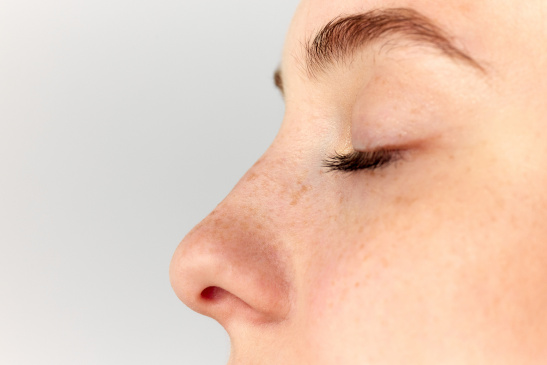 Nahaufnahme Nase einer Frau