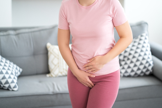 Frau mit Schmerzen im Unterbauch