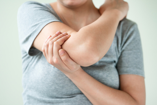 Ellenbogen einer Frau