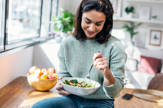 Frau isst einen Salat