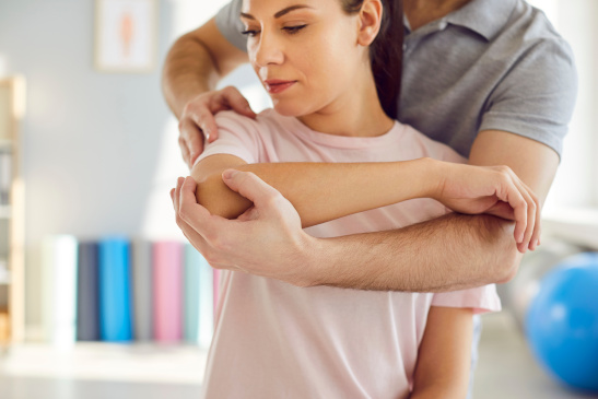 Frau wird vom Osteopath behandelt