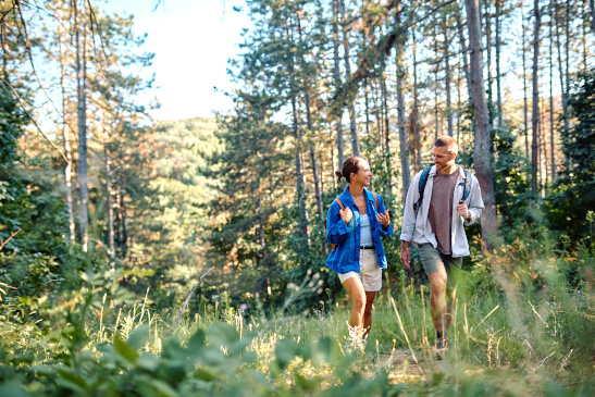 Mann und Frau wandern durch den Wald