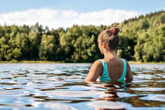 Frau in einem See im Sommer