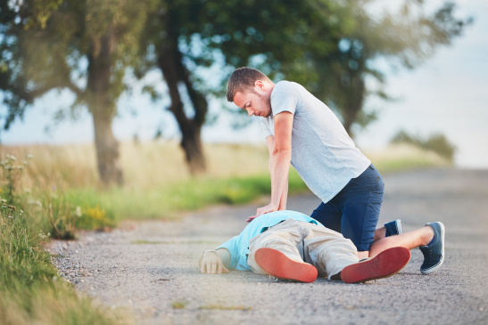 Mann führt auf der Straße eine Wiederbelebung durch