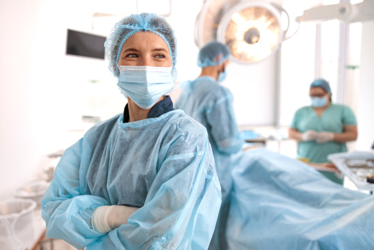Chirurgin im OP