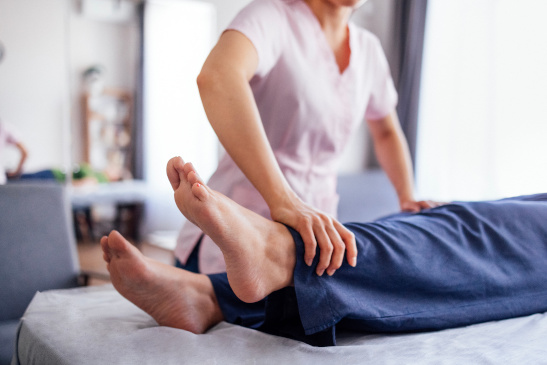 Therapeutin führt kinesiologische Behandlung durch